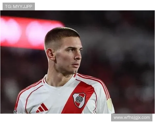 马斯坦托诺禁区内被断球后顽强拼抢全力对抗展现不屈斗志