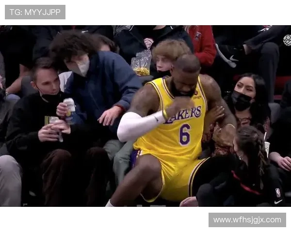 里夫斯膝盖受撞后提前退场 坐场边活动时显露不适