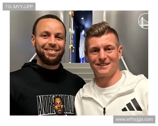 库里赛前与助教玩足球配合后精彩命中三分展现超强多项运动能力